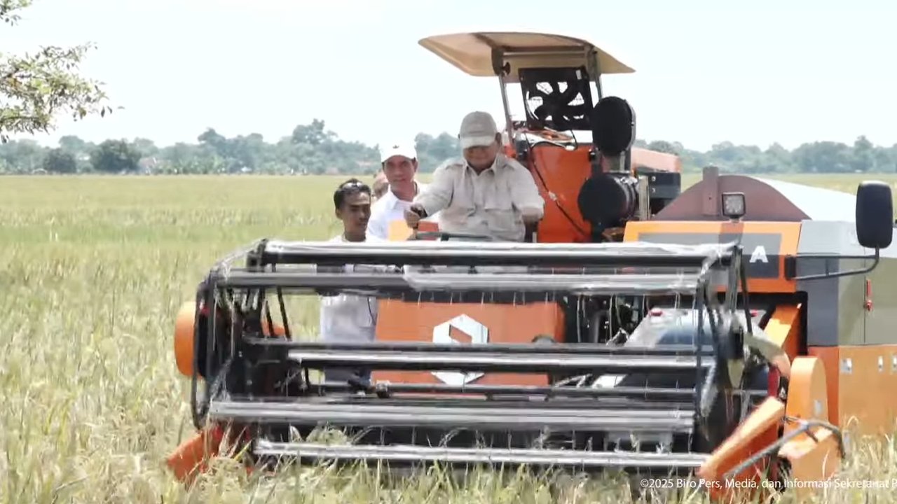 Momen Prabowo Jajal Mesin Combine Harvester saat Panen Raya di Majalengka