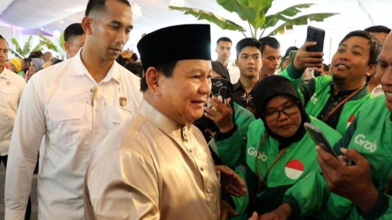 Para pengemudi ojek online (ojol) membagikan pengalaman berkesan mereka merayakan Lebaran bersama Presiden Prabowo Subianto di Istana Kepresidenan, termasuk menerima bonus Hari Raya yang pertama kali mereka terima.