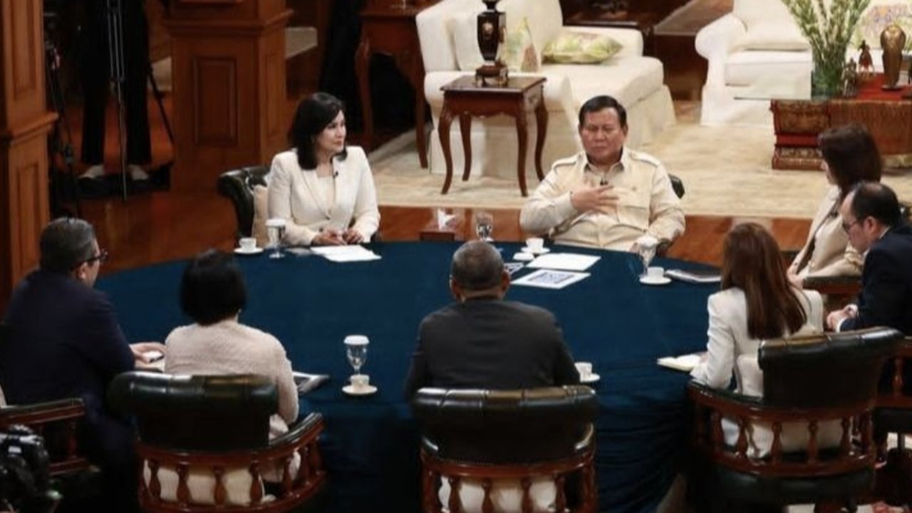 Presiden Prabowo Subianto berdialog dengan tujuh jurnalis nasional, menandai strategi komunikasi pemerintahan yang baru dan transparan dalam menyampaikan isu strategis Indonesia.
