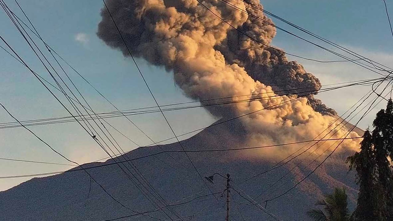 Erupsi Gunung Kanlaon di La Castellana, Filipina, Selasa (08/04/2025).