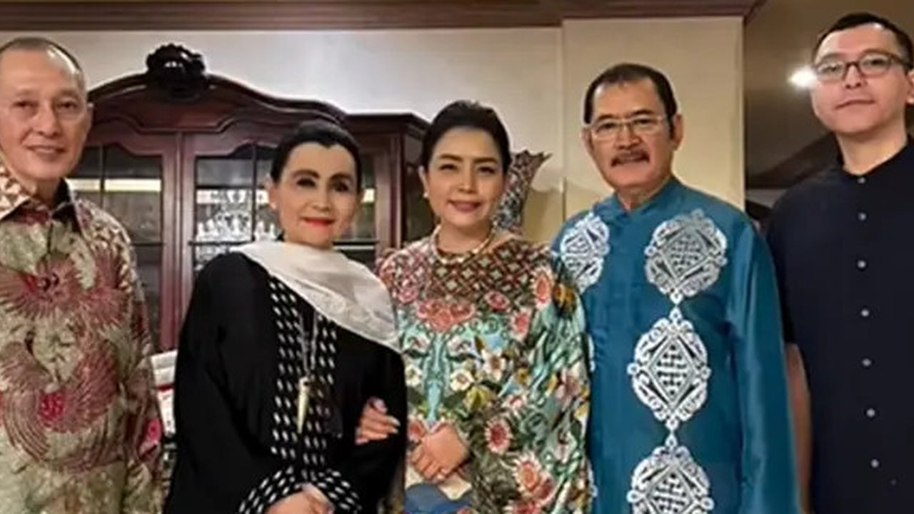 Momen Lebaran 2025 Mayangsari bersama keluarga besar. (sumber: Instagram/mayangsari_official)