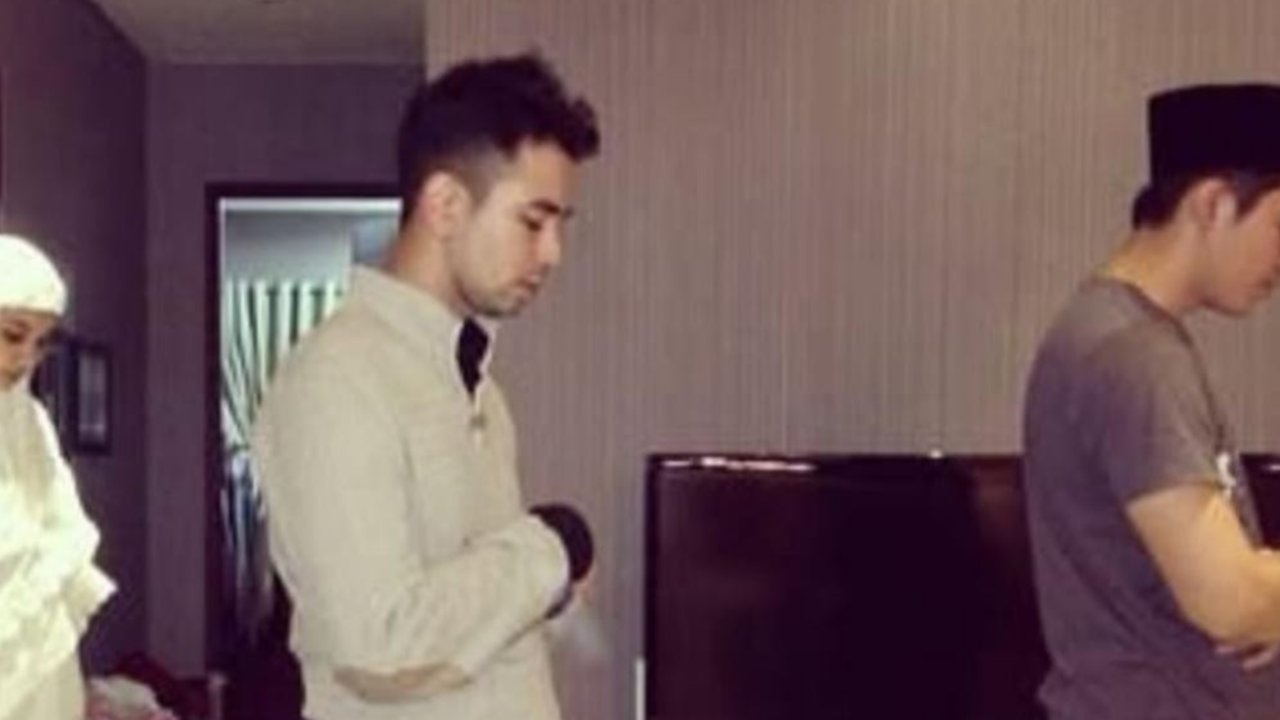 Mengenang Masa Perjuangan, Raffi Ahmad Bagikan Foto Lawas dengan Irwansyah dan Zaskia Sungkar