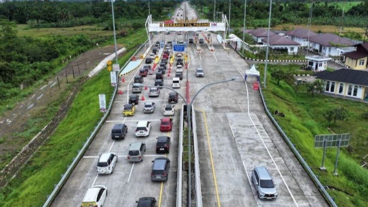 Lonjakan signifikan lalu lintas di Tol Trans Sumatera selama periode mudik Lebaran 2025, mencapai 177.243 kendaraan pada H+4, meningkat drastis dibanding hari biasa.