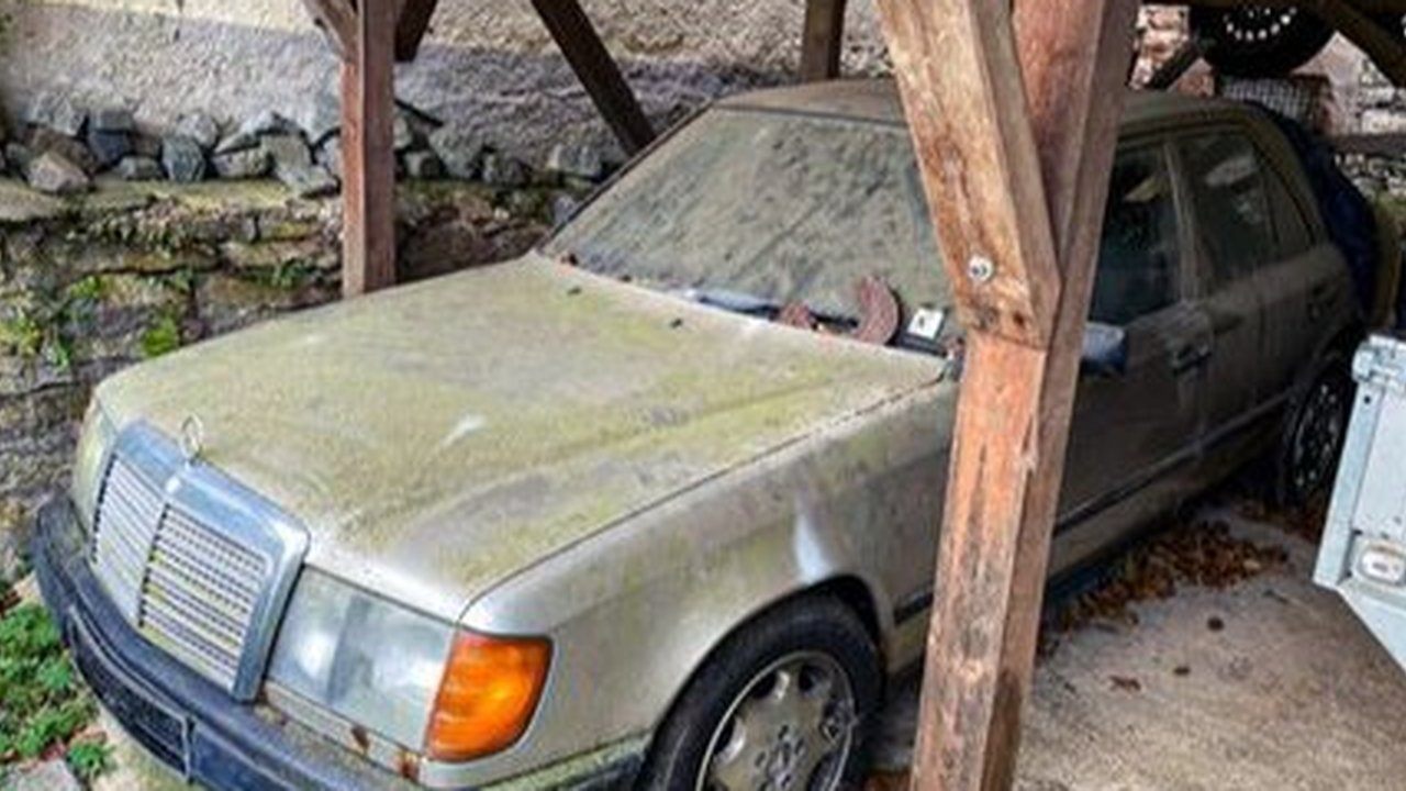 Sayang Banget! Deretan Mobil Mewah Ini Ditinggal Sampai Jadi Rongsokan