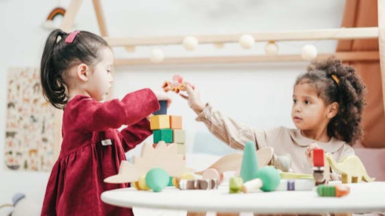 Ilustrasi Anak-anak sedang Bermain Bersama