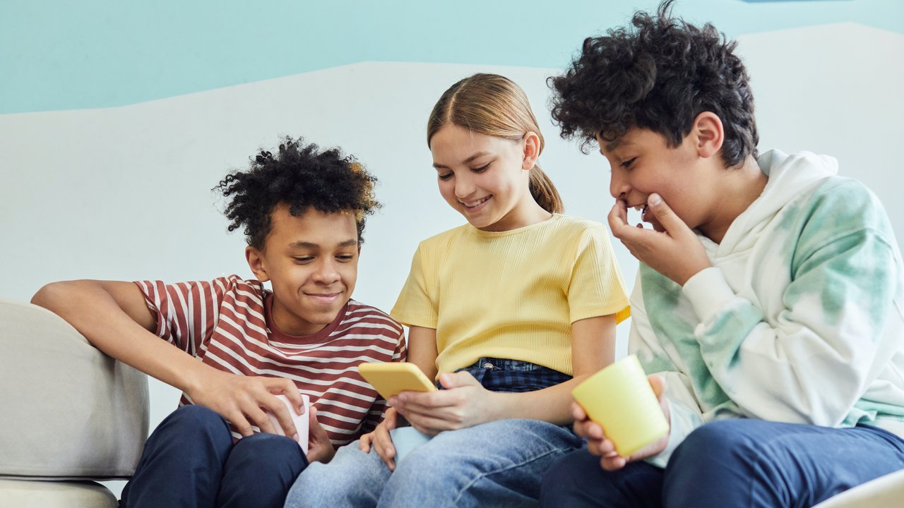 Ilustrasi anak yang bermain HP bersama. Credits: pexels.com by Vanessa Loring