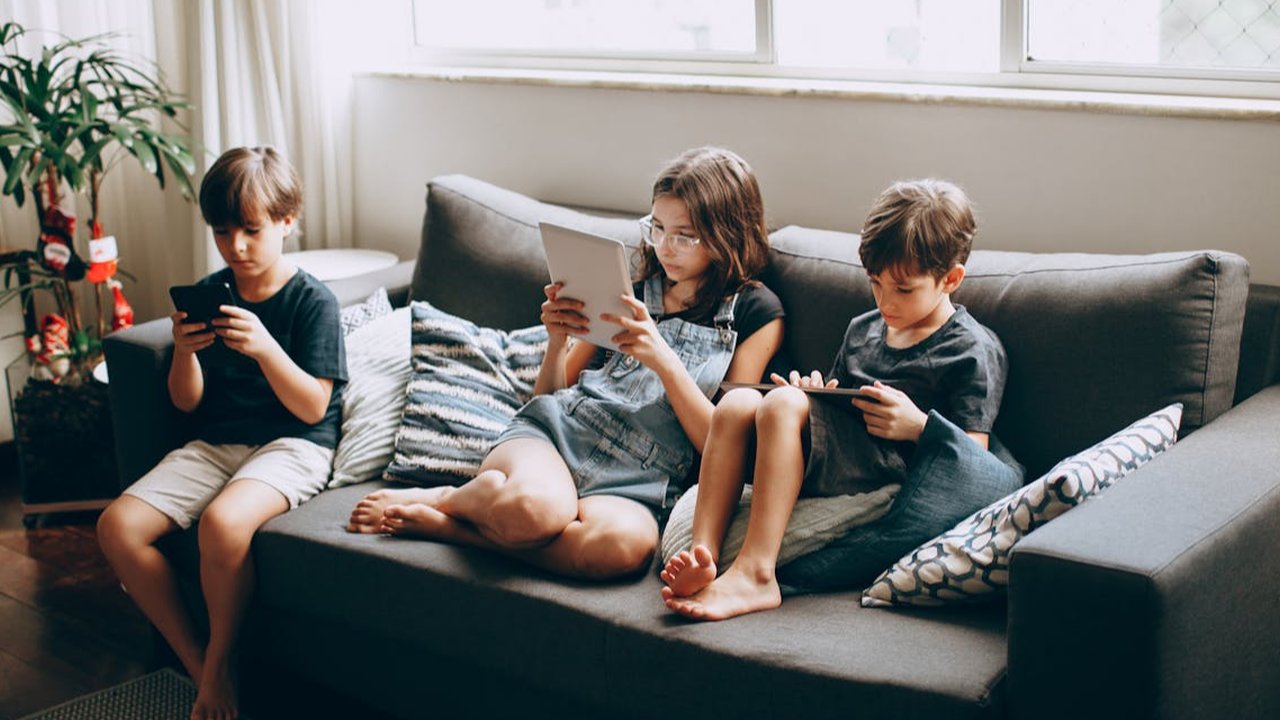 Ilustrasi Anak Bermain Gawai