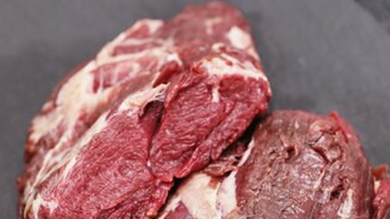 Cara mengolah daging sapi rendah kolesterol (Sumber: Freepik/Racool_studio).