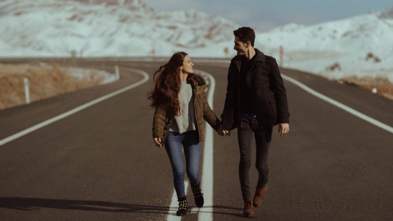 Ilustrasi berjalan bersama, romantis, pasangan. (Photo by Adil from Pexels)