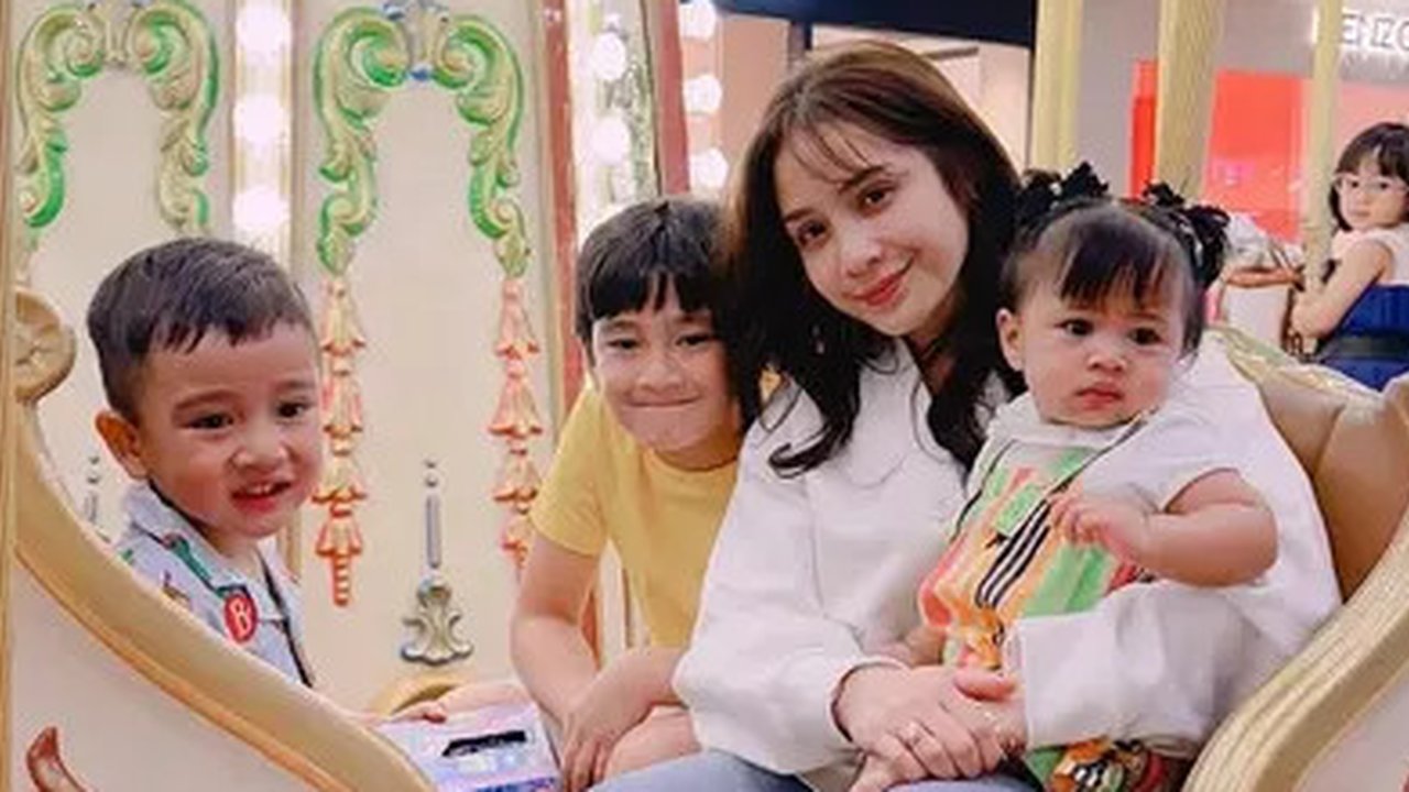 Nagita Slavina Bersama Rafathar, Rayyanza, dan Ranayma (foto: Instagram/raffinagita1717)