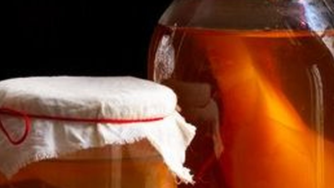 Kombucha adalah sejenis teh yang telah melalui fermentasi dengan bakteri. (unsplash.com/@to_metz)