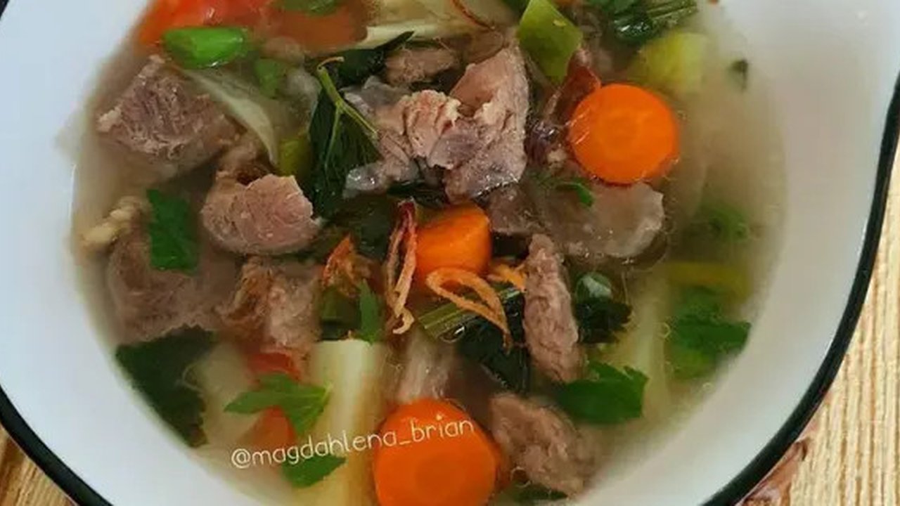 Ilustrasi sop daging sapi. (Liputan6.com/IG/sarongsarie)