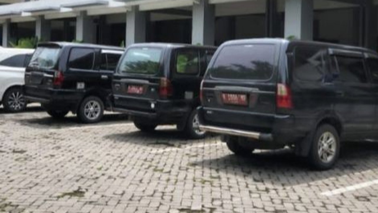 Pemerintah Kabupaten Probolinggo mengandangkan 190 mobil dinas selama libur Lebaran 2025 untuk mencegah penyalahgunaan dan memastikan penggunaan kendaraan dinas lebih terkontrol.