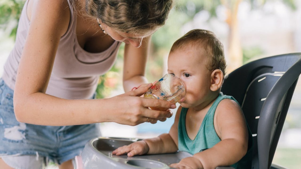 Ilustrasi Bayi Minum Air