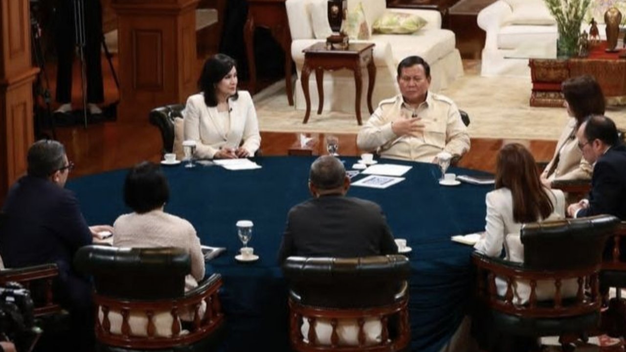 Presiden Prabowo Subianto berdialog dengan tujuh jurnalis nasional, menandai strategi komunikasi pemerintahan yang baru dan transparan dalam menyampaikan isu strategis Indonesia.