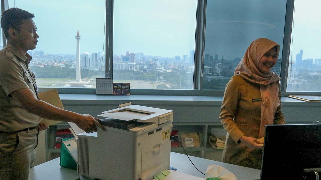 Karyawan Badan Kepegawaian Daerah (PNS-BKD) Pemprov DKI beraktivitas saat hari pertama kerja usai cuti bersama libur Lebaran di Kompleks Balai Kota Jakarta, Selasa (8/4/2025).