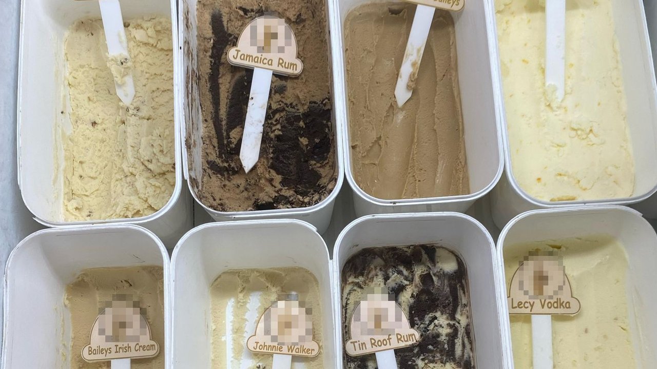 Satpol PP Surabaya menyegel gerai es krim di mal Surabaya Barat karena diduga menjual produk mengandung alkohol hingga 40 persen, setelah video review influencer viral.