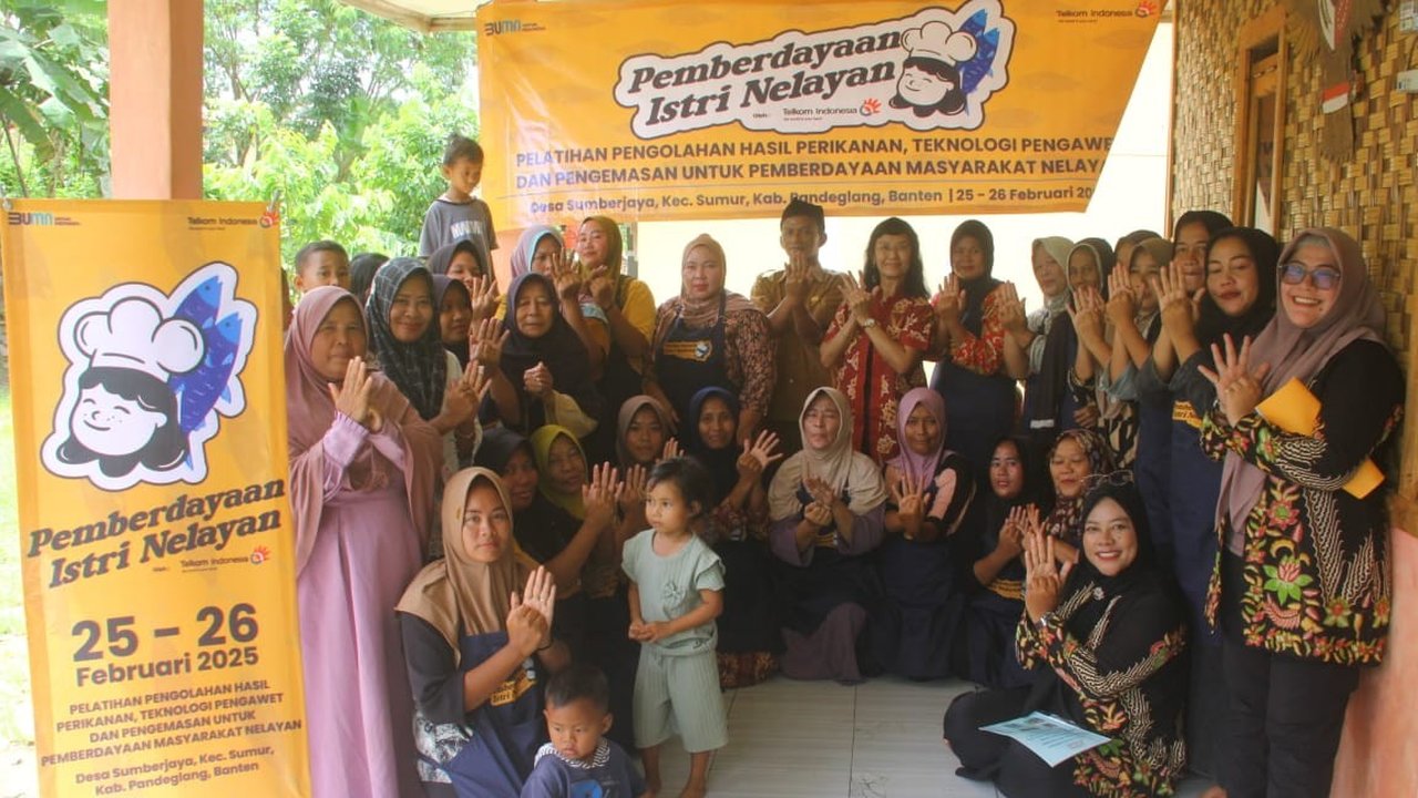 Telkom Bantu Pelatihan Aneka Olahan Laut untuk Kelompok Istri Nelayan di Banten