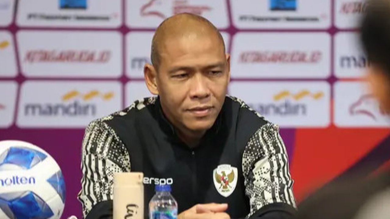 Pelatih Timnas Indonesia, Nova Arianto, pada sesi konferensi pers jelang pertandingan melawan Australia pada Piala AFF U-16 2024 di Stadion Manahan, Minggu (30/6/2024). (Bola.com/Abdul Azis)