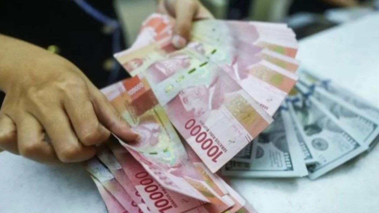 Kurs Dolar Melemah Dekati Rp17.000 per USD, Dipicu Kekhawatiran Ekskalasi Perang Dagang