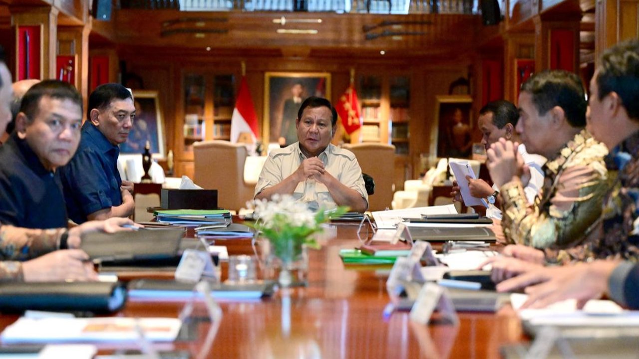 Presiden Prabowo Subianto menggelar rapat terbatas di Hambalang, Bogor, pada Minggu, membahas percepatan hilirisasi nasional untuk mendorong pertumbuhan ekonomi dan pemerataan kesejahteraan.
