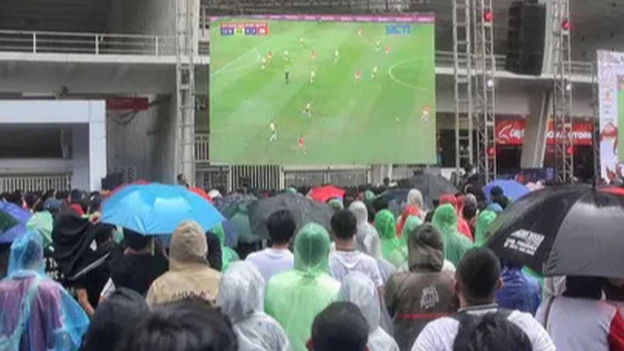 Suporter Timnas Indonesia memenuhi pintu masuk hingga ke area Garuda Store di kawasan lingkar luar Stadion Utama Gelora Bung Karno, Jakarta. (Liputan6.com/Angga Yuniar)