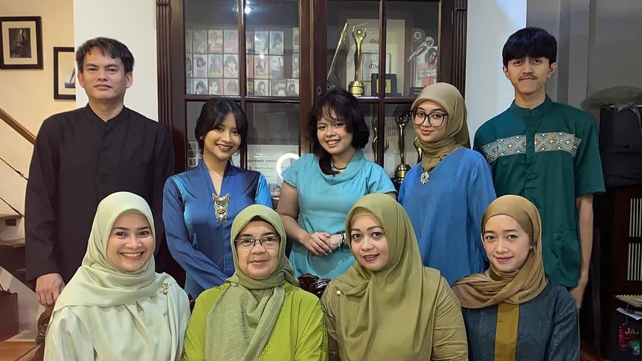 7 Potret Rumah Tangga Harmonis Ikke Nurjanah dan Suami yang Usianya Lebih Muda, Rayakan Lebaran Bareng Keluarga
