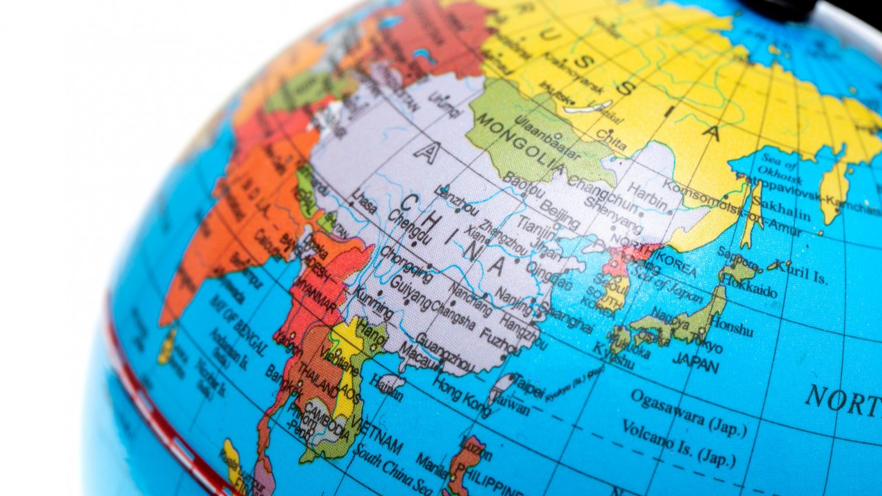 Ilustrasi benua, globe. (Image by KamranAydinov on Freepik)