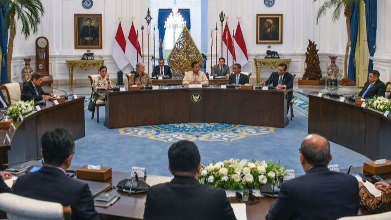 Presiden Prabowo Subianto mempertemukan Ray Dalio dengan sejumlah konglomerat Indonesia di Istana Merdeka, membahas peluang investasi dan pengelolaan Danantara.