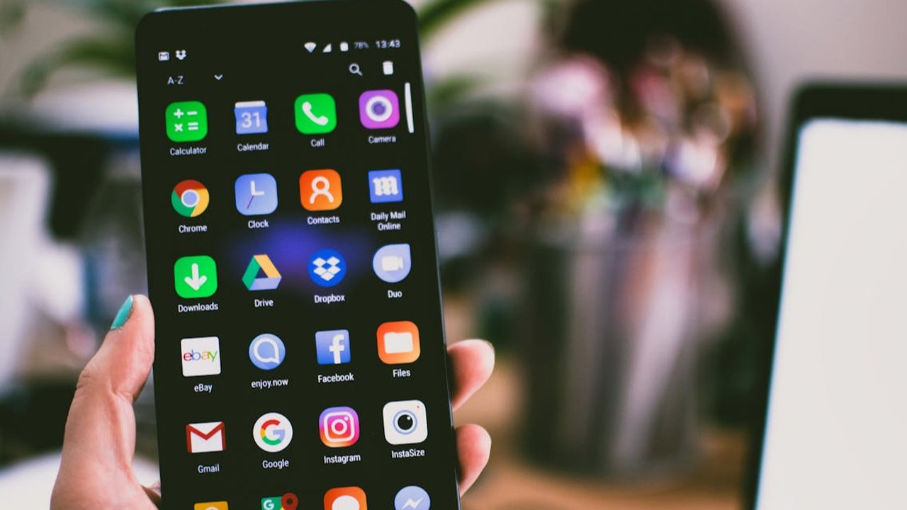 Ilustrasi Handphone Yang Harus Dibersihkan