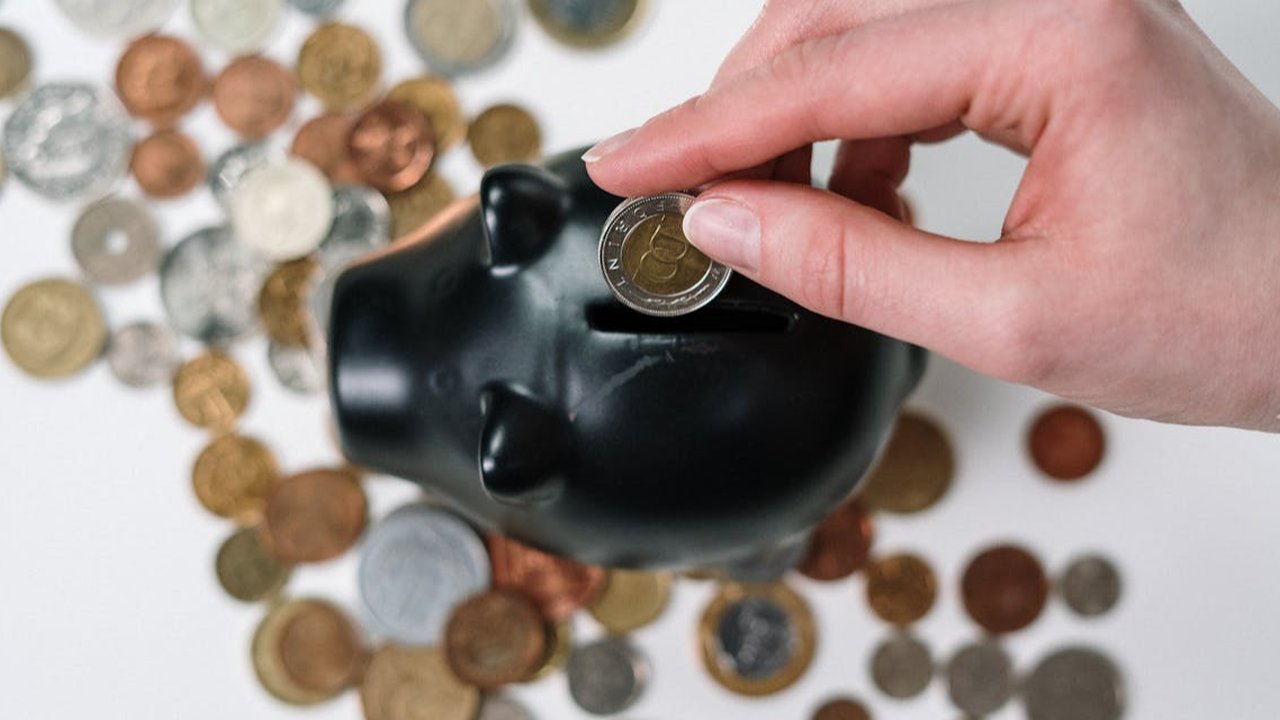 Ilustrasi Menabung Uang THR