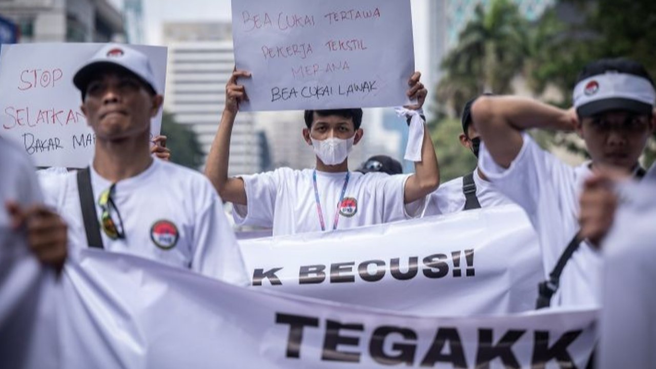 Ekonom Indef ungkap pentingnya peningkatan daya beli kelas menengah untuk mencegah PHK massal di sektor industri manufaktur Indonesia, seiring dengan melemahnya ekonomi global.