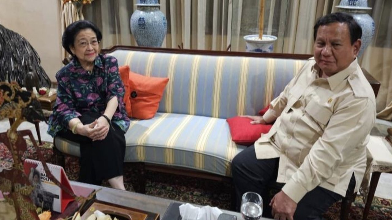 Prabowo Subianto mengunjungi Megawati Soekarnoputri di kediamannya, menyerahkan parcel sayur mayur, dan keduanya berbincang hangat mengenai berbagai hal, termasuk rencana pertemuan yang sudah lama direncanakan.