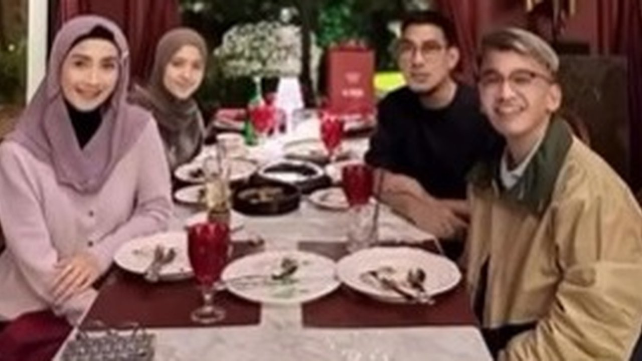 Momen Ruben Onsu dan Desy Ratnasari Buka Puasa Syawal Bersama Hingga Salat Berjamaah