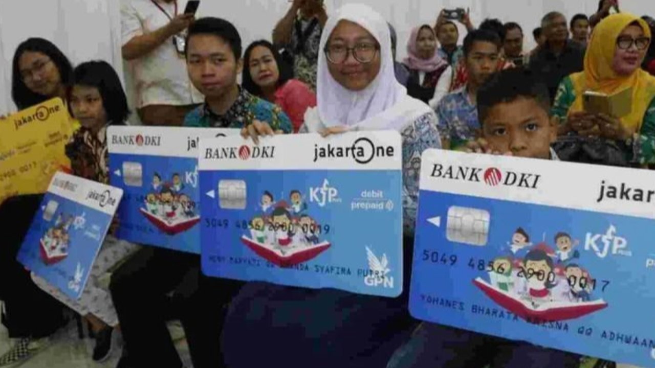 Pemprov DKI Jakarta umumkan pencairan dana KJP Plus Tahap I Tahun 2025; dana SPP langsung didebet sekolah, dana personal dapat ditarik tunai terbatas.