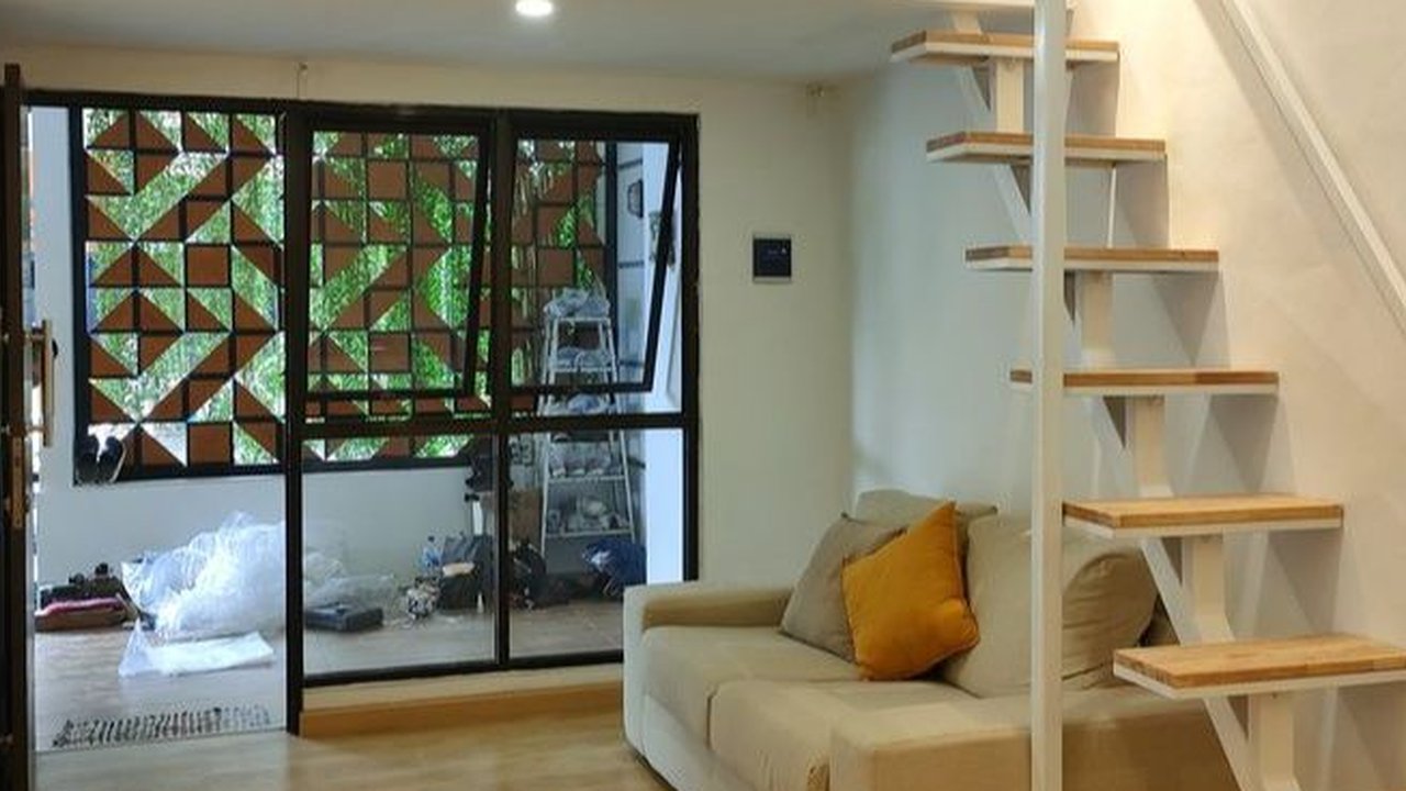 Tangga Rumah Minimalis dengan Sofa di Bawahnya