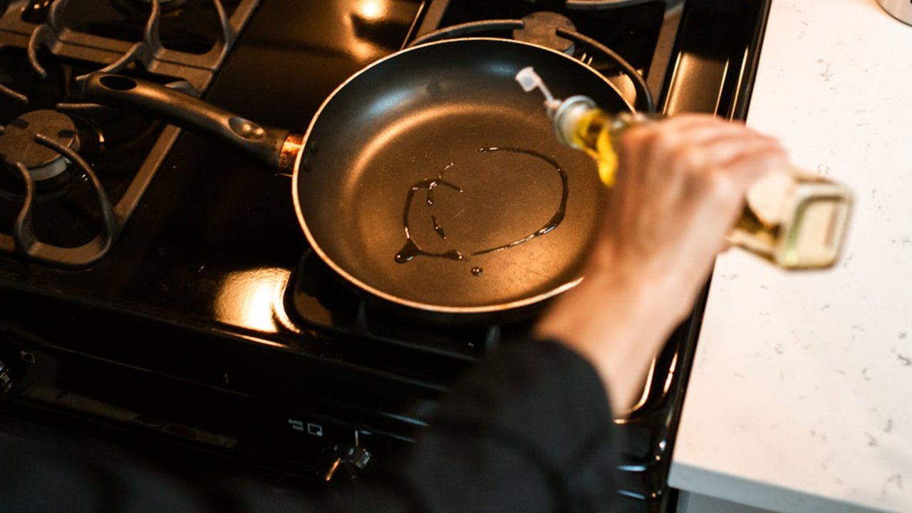 Ilustrasi Mengonsumsi Minyak