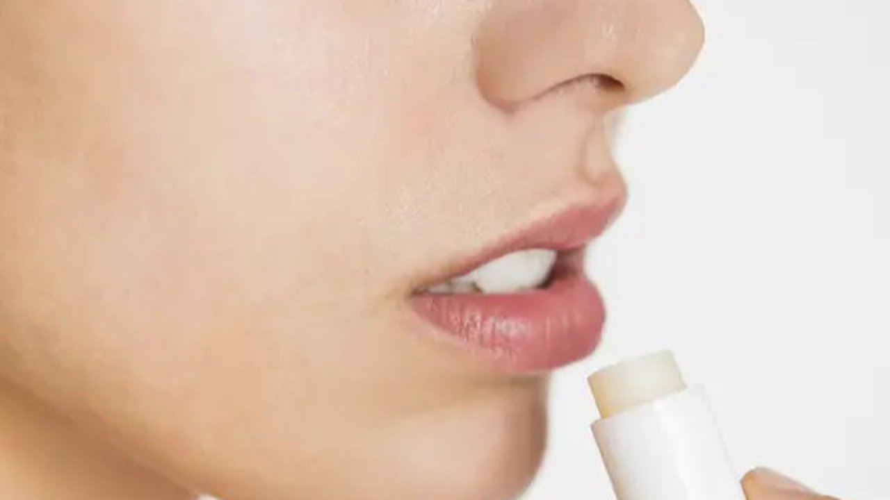 Ilustrasi Bibir Gelap (sumber: unsplash)