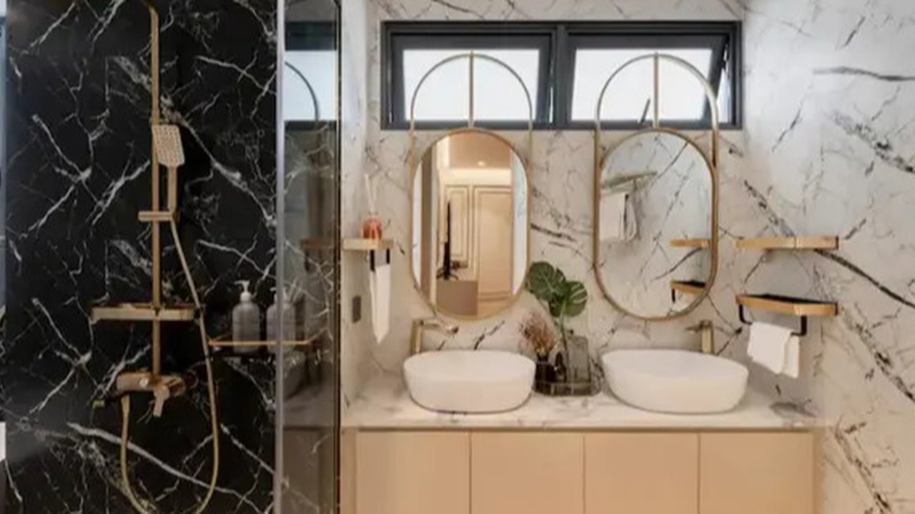 Wastafel Kamar Mandi Modern yang Estetis dengan Sentuhan Mewah Model Single Sink dengan Kabinet Dinding (Foto: crosswater.co.uk)