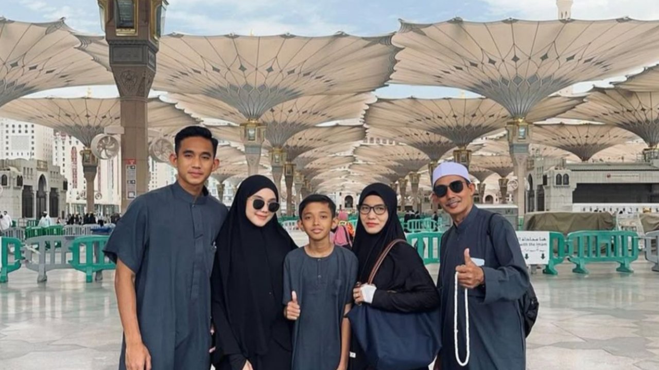7 Potret Rizky Ridho Bintang Timnas Indonesia Umroh Bareng Keluarga, Ini Momen Spesialnya