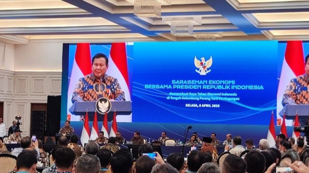 Presiden Prabowo Subianto saat menghadiri sarasehan  ekonomi bertema