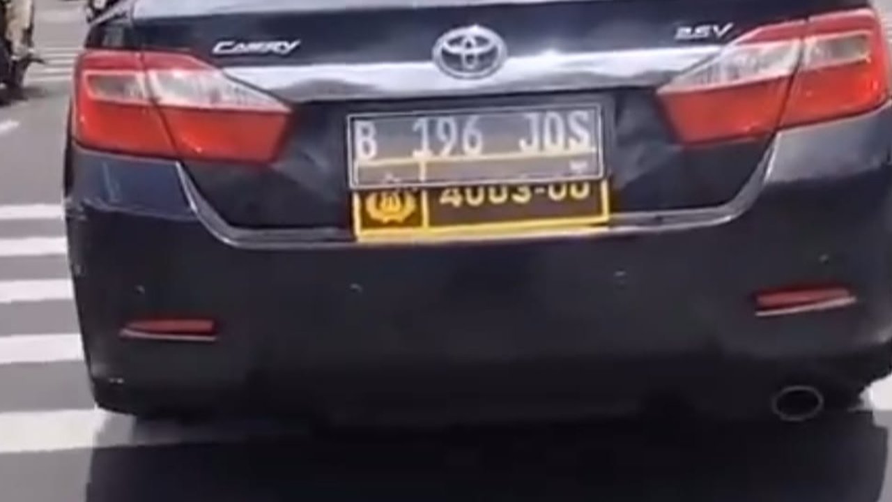 Viral Nopol Mobil 'Melorot' Ketahuan Pelat Ganda