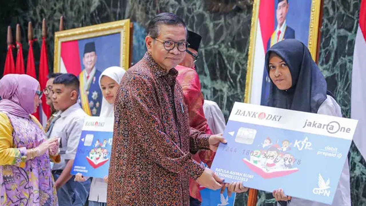 Gubernur Jakarta Pramono Anung menyalurkan KJP Plus Tahap I 2025 di Balai Agung DKI Jakarta pada Kamis 20 Maret 2025. (Foto: Tim Humas Pemprov Jakarta)