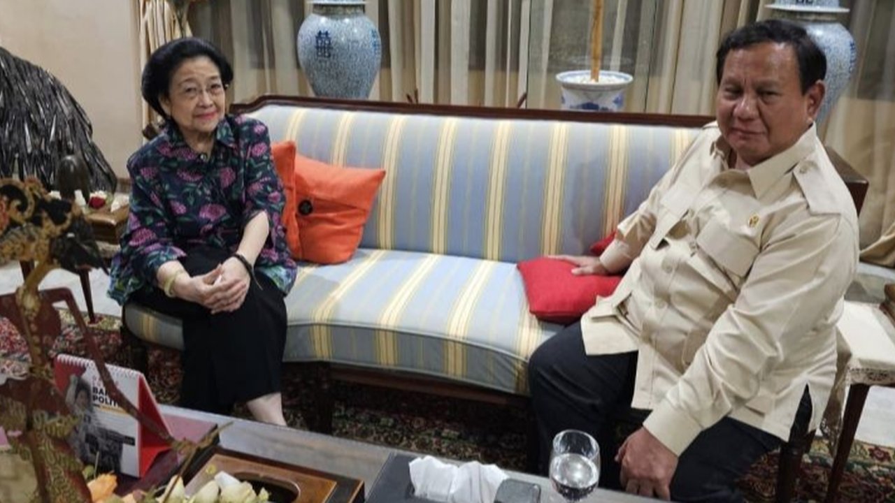 Prabowo Subianto mengunjungi Megawati Soekarnoputri di kediamannya, menyerahkan parcel sayur mayur, dan keduanya berbincang hangat mengenai berbagai hal, termasuk rencana pertemuan yang sudah lama direncanakan.