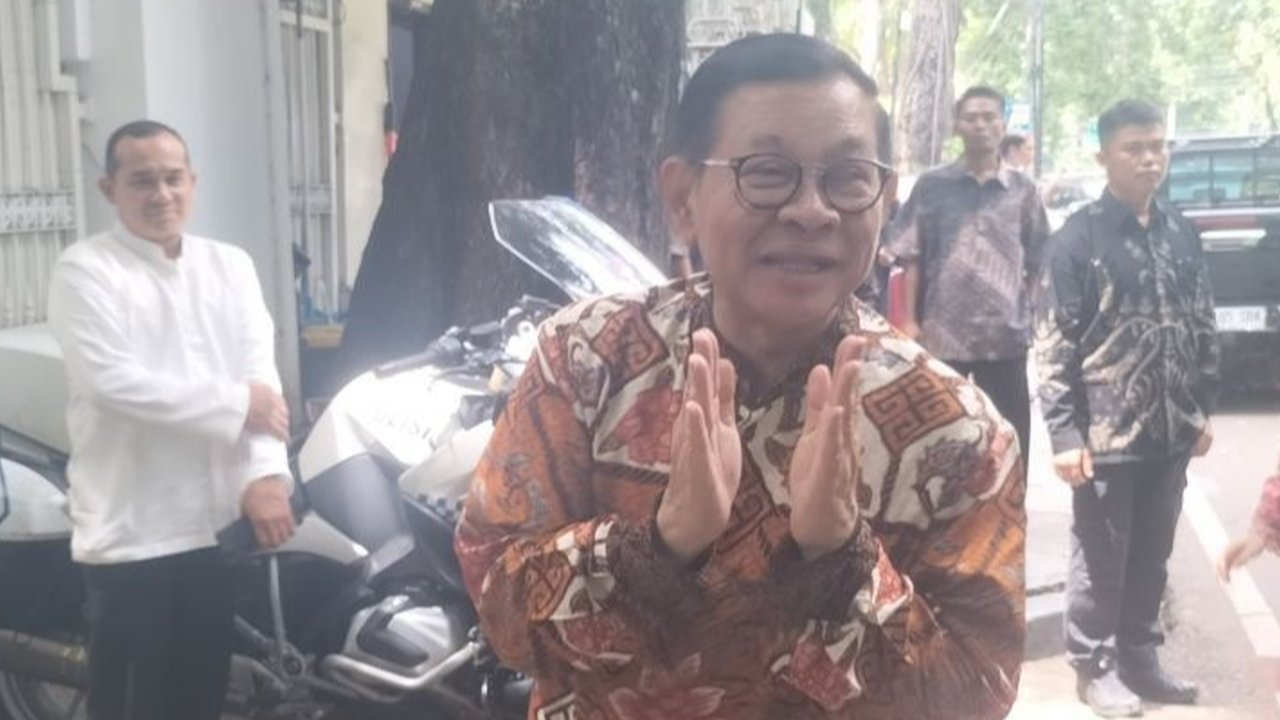 Gubernur DKI Jakarta Pramono Anung dan Wakil Gubernur Rano Karno mengunjungi Megawati Soekarnoputri di kediamannya untuk silaturahmi Idul Fitri, disambut sejumlah tokoh penting lainnya.