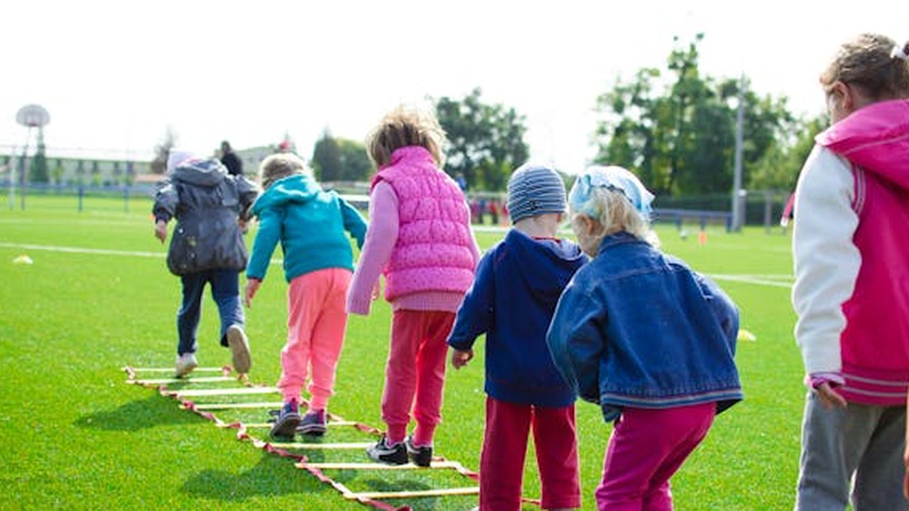 Ilustrasi Anak-anak sedang Bermain