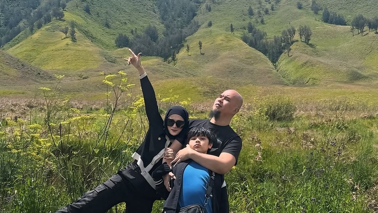 6 Potret Liburan Ahmad Dhani, Mulan Jameela dan Anak di Bromo, Kompak!