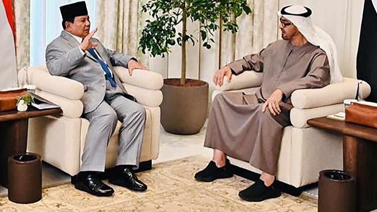 Presiden Prabowo Subianto saat melakukan kunjungan kenegaraan dan bertemu  dengan Presiden Uni Emirat Arab (UEA) Sheikh Mohamed bin Zayed Al Nahyan (MBZ) di Istana Qasr Al Shatie, Abu Dhabi, Uni Emirat Arab (UEA), Rabu (09/ 04/ 2025).