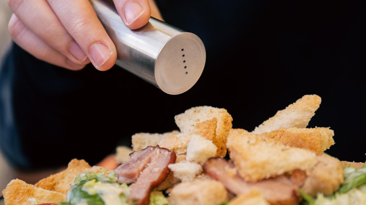 Ilustrasi Menaburi Garam Pada Makanan (©Freepik)