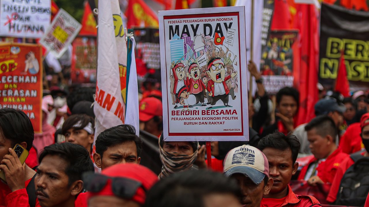 Massa buruh melakukan long march menuju kawasan Bundaran HI di hari Buruh. (Liputan6.com/Angga Yuniar)